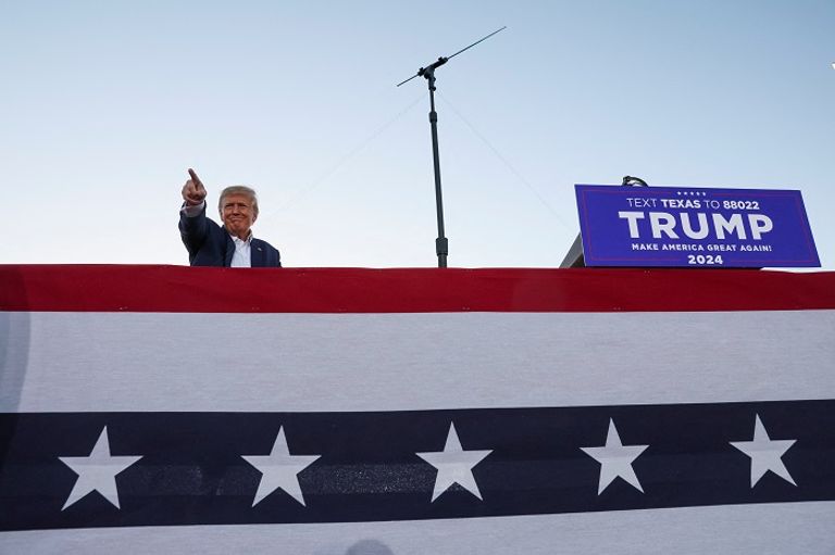 الرئيس الأمريكي السابق دونالد ترامب خلال تجمع انتخابي في تكساس