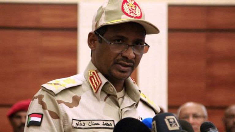 محمد حمدان دقلو "حميدتي" نائب رئيس مجلس السيادة السوداني عبدالفتاح البرهان رئيس مجلس السيادة الانتقالي بالسودان