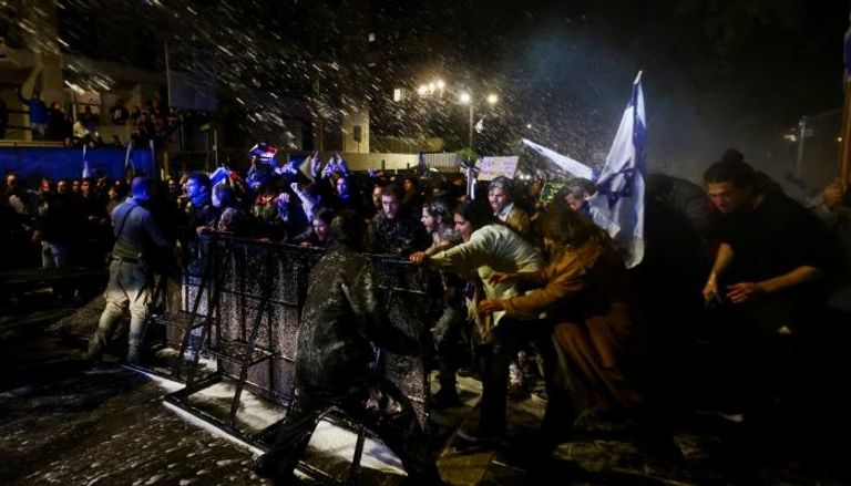 محتجون يقتحمون حاجزا أمنيا في محيط منزل نتنياهو
