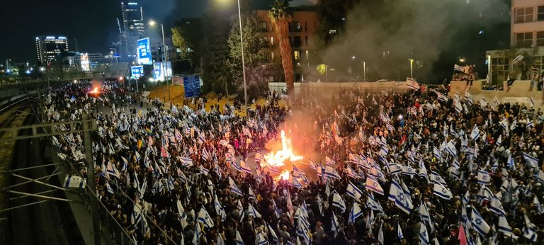 محتجون يقتحمون حاجزا أمنيا في محيط منزل نتنياهو