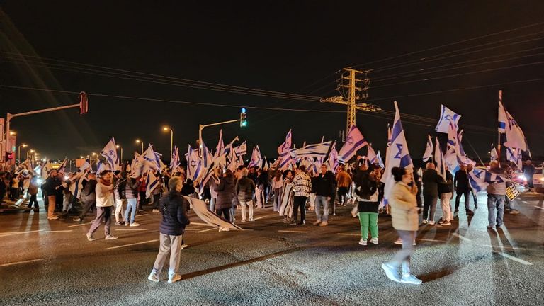 محتجون يقتحمون حاجزا أمنيا في محيط منزل نتنياهو