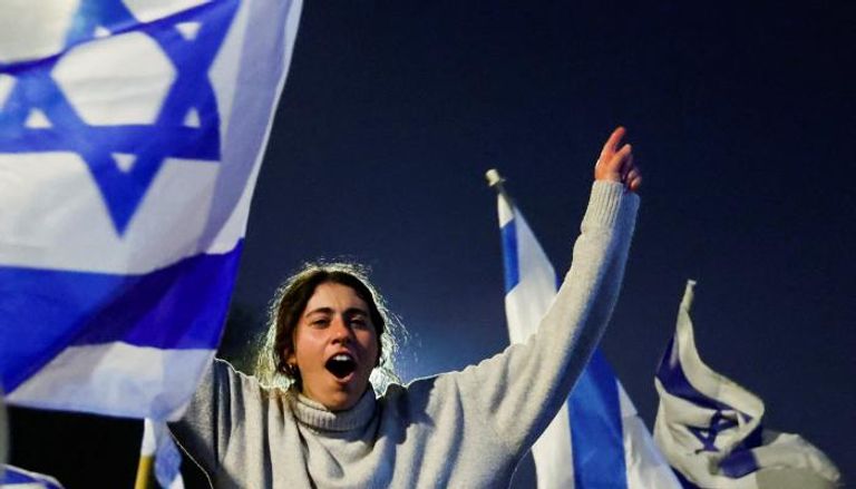 شابة إسرائيلية خلال مظاهرات حاشدة شهدتها البلاد الليلة الماضية