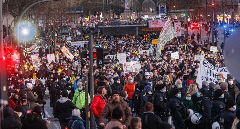 مظاهرات حاشدة في ألمانيا احتجاجا على إغلاق كوفيد