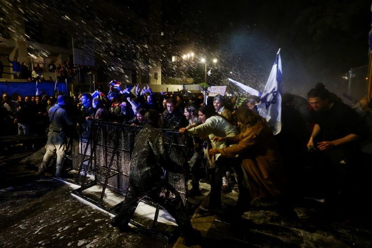 الشرطة الإسرائيلية تحاول منع المحتجين من اختراق حاجز أمني