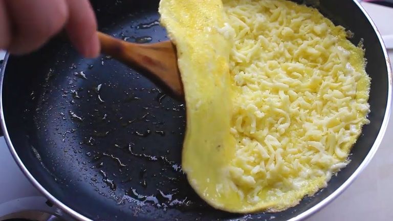 أومليت البيض بالجبن الرومي