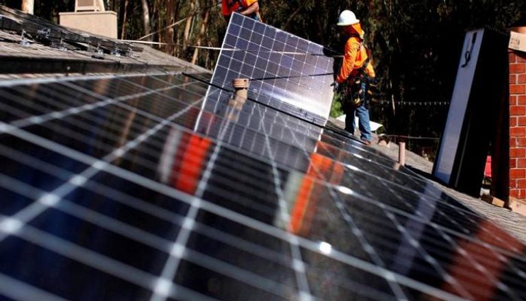 تركيب ألواح شمسية على سطح منزل سكني في كاليفورنيا - رويترز
