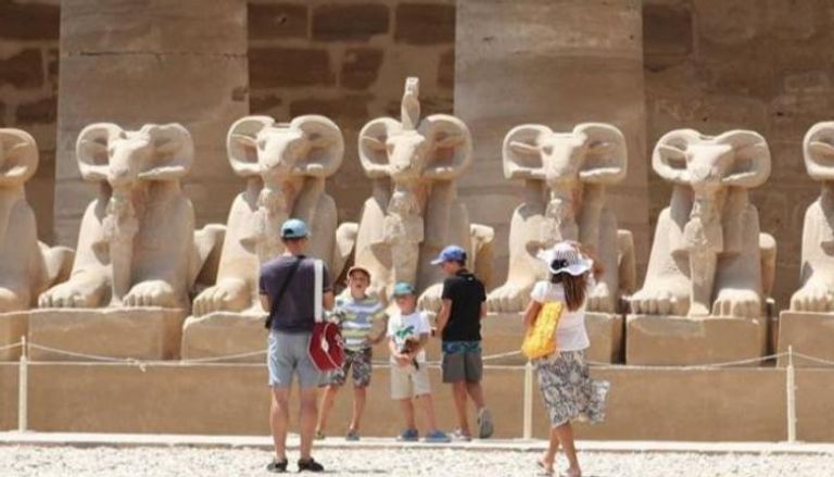 سياح يزورون معبد الكرنك في مدينة الأقصر المصرية - أرشيفية