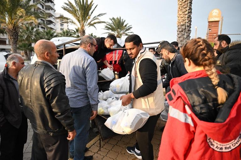 فرق الهلال الإماراتي وزعت أكثر من 10 آلاف حقيبة مدرسية