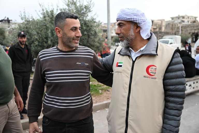 فرق الهلال الإماراتي وزعت أكثر من 10 آلاف حقيبة مدرسية