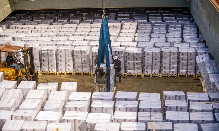 فرق الهلال الإماراتي وزعت أكثر من 10 آلاف حقيبة مدرسية