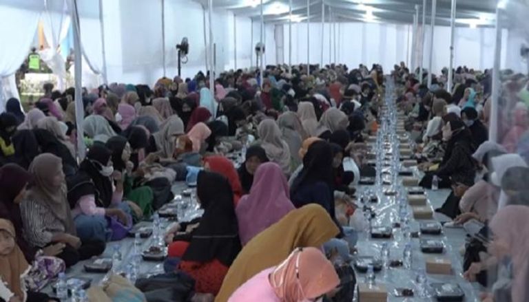 إفطار جماعي في جامع الشيخ زايد الكبير في مدينة سولو الإندونيسية 