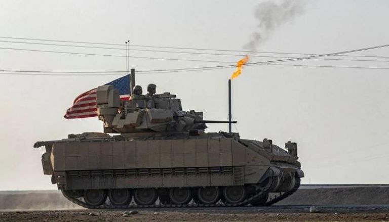 جنود أمريكيون في عربة قتالية من طراز برادلي في محافظة الحسكة بسوريا
