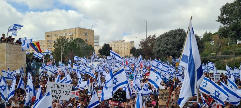 احتجاجات حاشدة أمام الكنيست