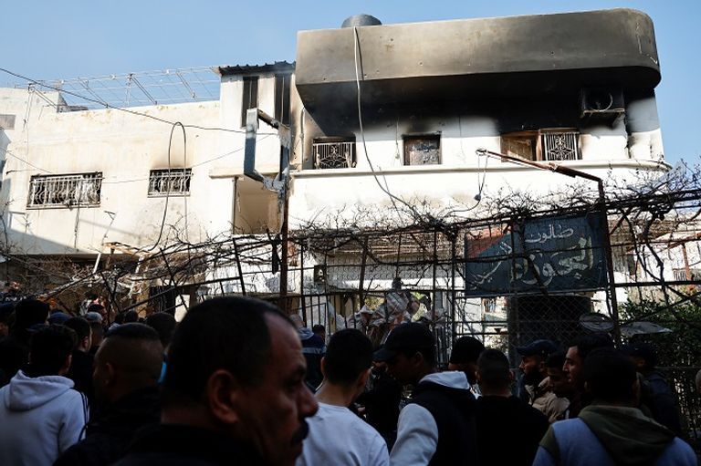 منزل محروق في جنين جراء اقتحام القوات الإسرائيلية بايدن ونتنياهو في لقاء سابق