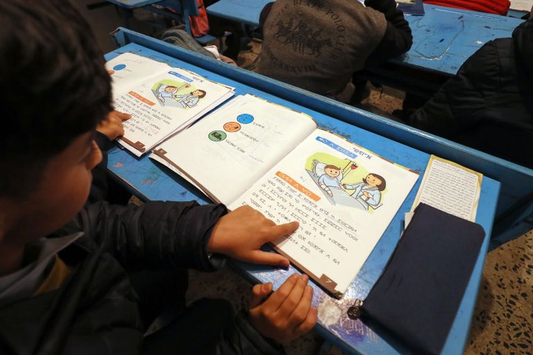 تلميذ ليبي يدرس اللغة الأمازيغية في مدرسة في زوارة