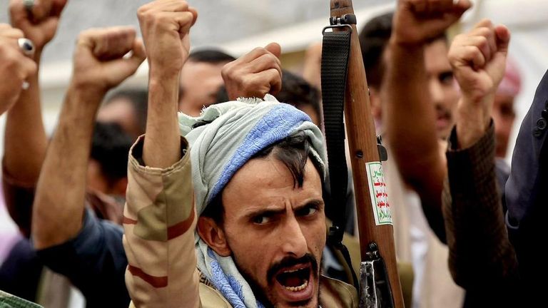 عناصر حوثية تمنع مواطنين من أداء صلاة التراويح- أرشيفية