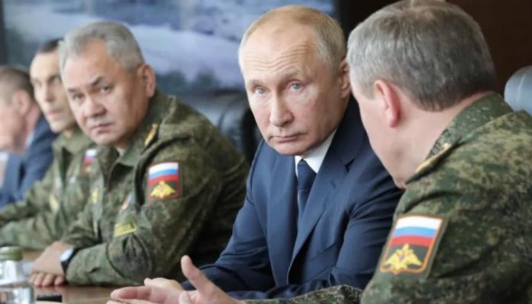 بوتين يتوسط كبار قادة الجيش خلال اجتماع سابق