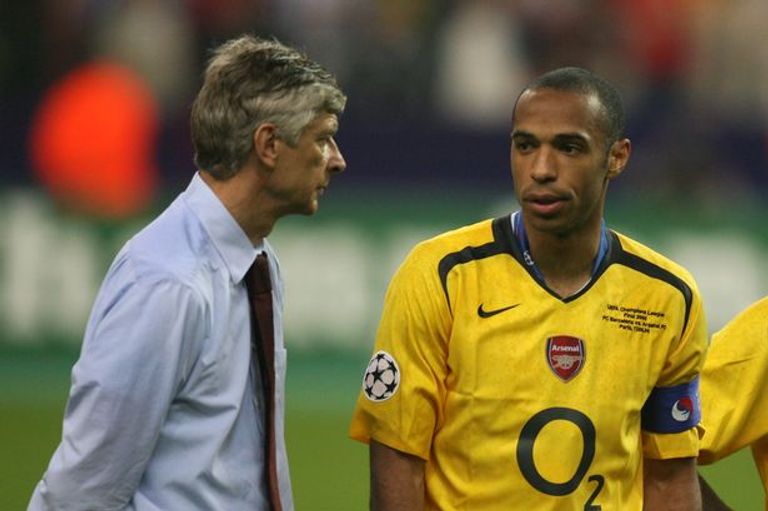 فينجر يتحسر على خسارة الكأس ذات الإذنين في 2006 مع تيري هنري أرسين فينغر مع دوري أبطال أوروبا