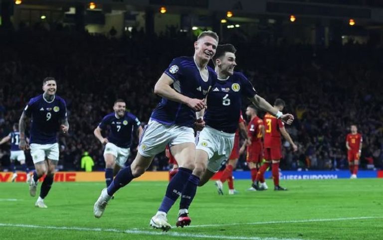 ماكتوميناي اسكتلندا وإسبانيا