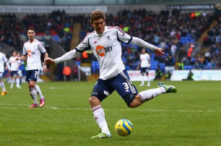 ألونسو مع لاعبي برشلونة 