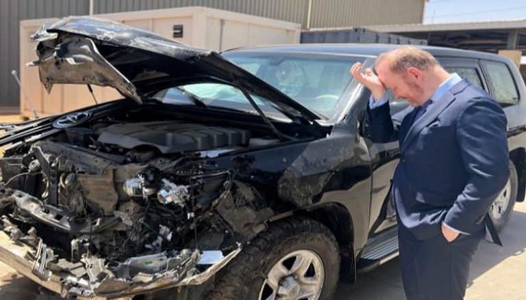 السفير الأمريكي بالسودان يقف أمام سيارته بعد الحادث
