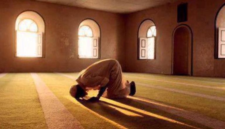 رجل يصلي في مسجد