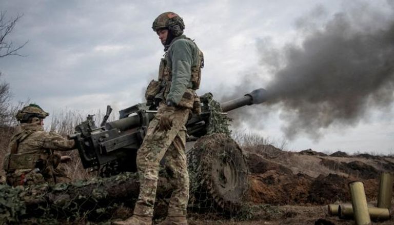 جنود أوكرانيون يطلقون مدفع هاوتزر M119 قرب باخموت