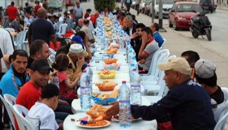 تونسيون يجتمعون على موائد الإفطار الجماعية