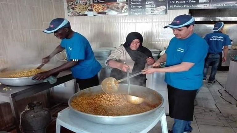 تونسيون يجتمعون على موائد الإفطار الجماعية