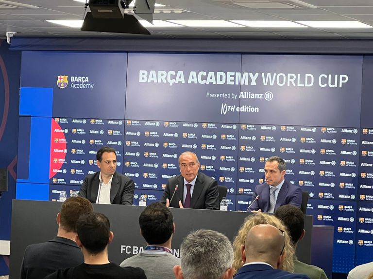 رافا يوستي ليونيل ميسي وتشافي هيرنانديز