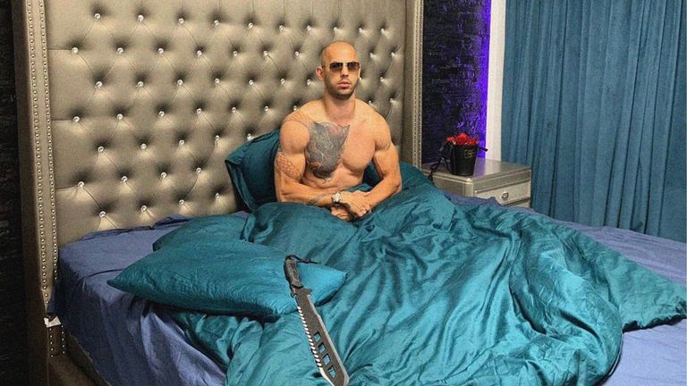 أندرو تيت برفقة شقيقه - أرشيفية