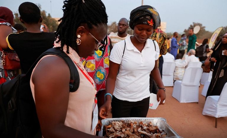 جانب من فعالية الإفطار الجماعي في بوركينا فاسو - رويترز