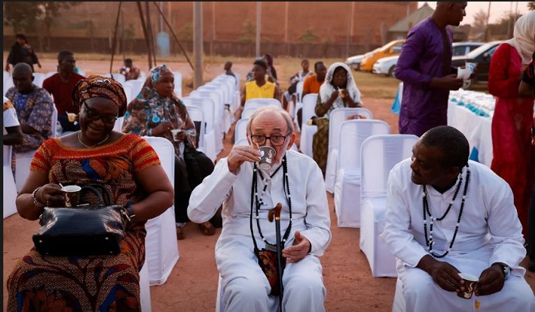 جانب من فعالية الإفطار الجماعي في بوركينا فاسو - رويترز
