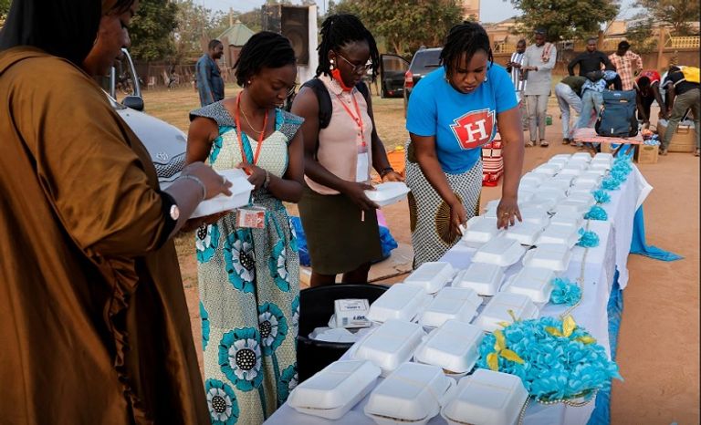 جانب من فعالية الإفطار الجماعي في بوركينا فاسو - رويترز