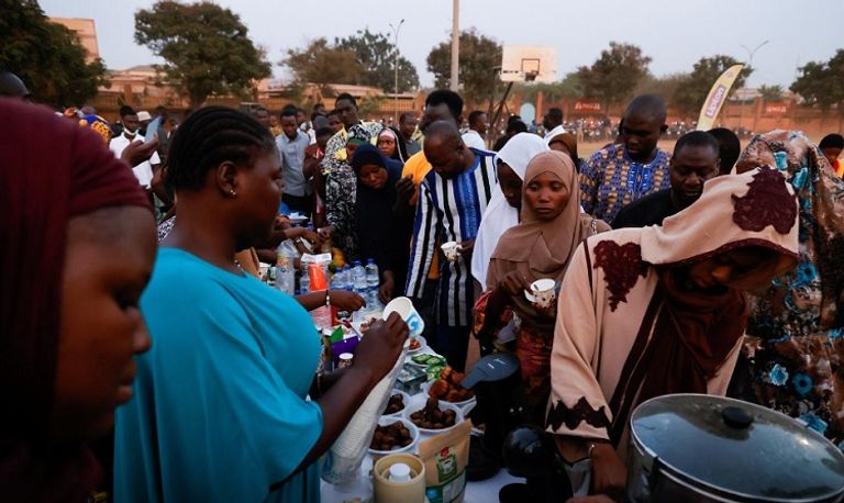 جانب من فعالية الإفطار الجماعي في بوركينا فاسو - رويترز