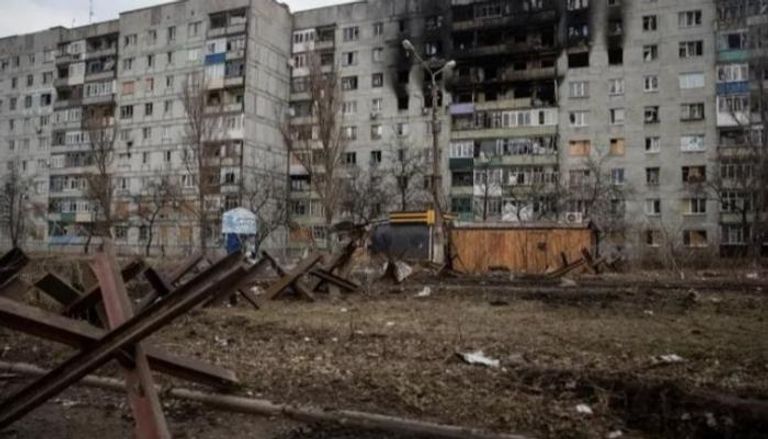شارع مقفر ومبانٍ مدمرة في باخموت الأوكرانية