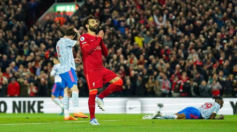 صلاح يحتفل بهز شباك مانشستر يونايتد محمد صلاح في مواجهة مانشستر سيتي وليفربول