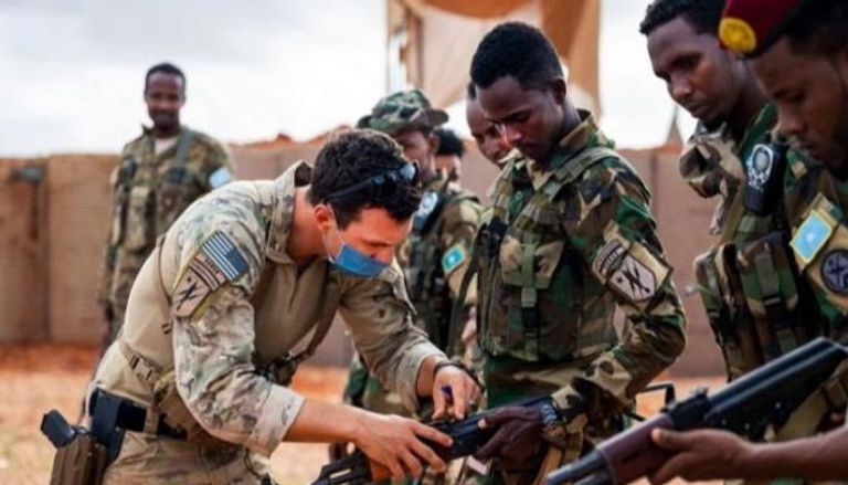 ضابط أمريكي يشرح لجندي صومالي خلال عمليات تدريب - أرشيفية