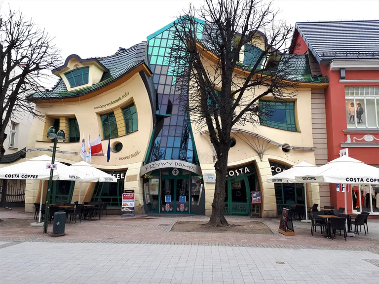  مركز "Crooked House" إحدى أفضل مراكز التسوق في بولندا