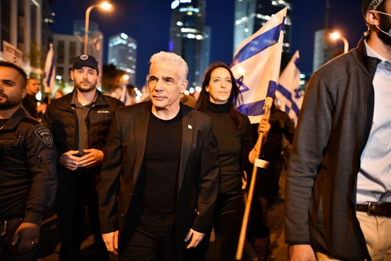 جانب من الاحتجاجات التي اندلعت في مناطق عدة بإسرائيل