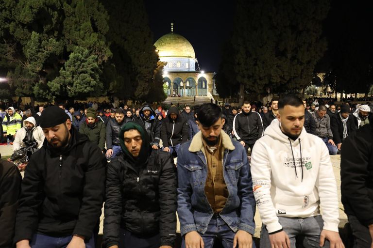 لافتة على باب المصلى القبلي تدعو للاعتكاف في الأقصى