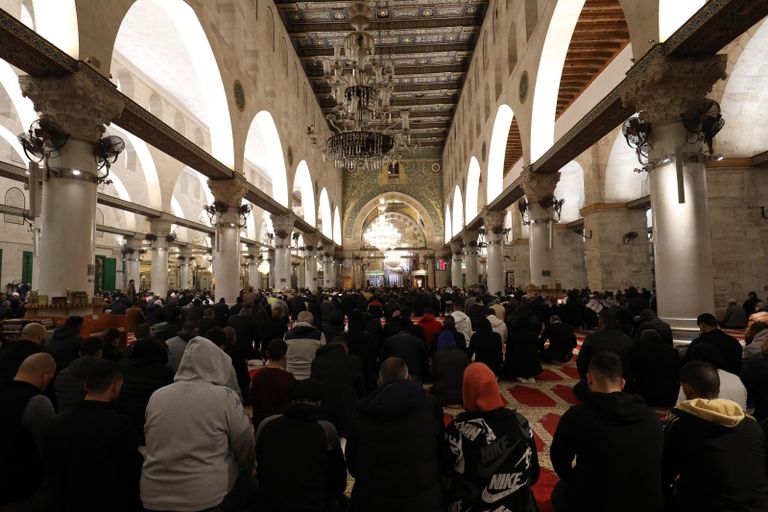 لافتة على باب المصلى القبلي تدعو للاعتكاف في الأقصى