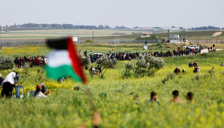 فلسطينيون يتظاهرون في يوم الأرض