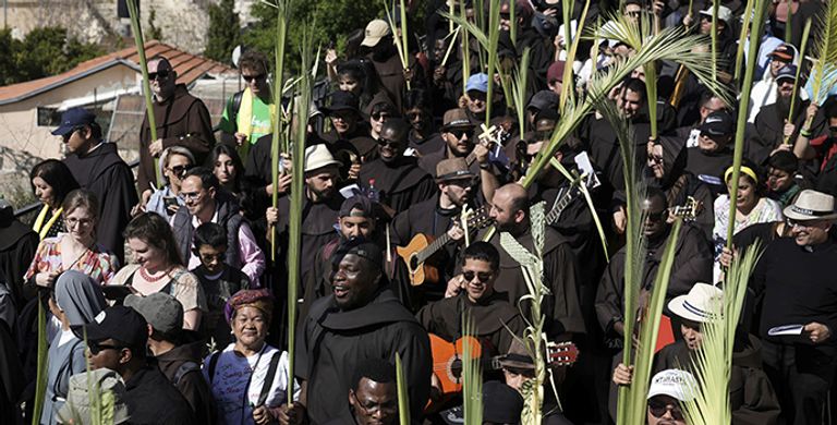البطريرك بييرباتيستا بيتسابالا خلال قداس أحد الشعانين