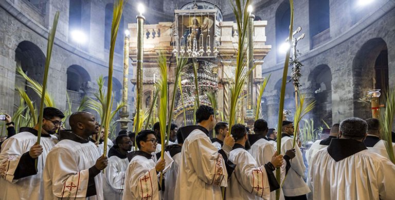 البطريرك بييرباتيستا بيتسابالا خلال قداس أحد الشعانين