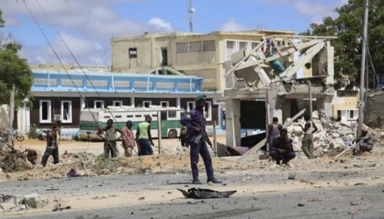 آثار تفجير سابق في الصومال التي تواجه إرهاب حركة الشباب