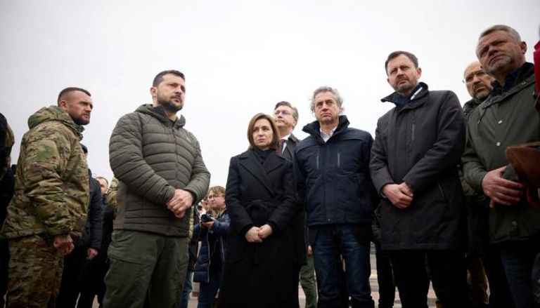 زيلينسكي وحلفاء غربيين في زيارة لمنطقة استعادها الجيش الأوكراني من الروس