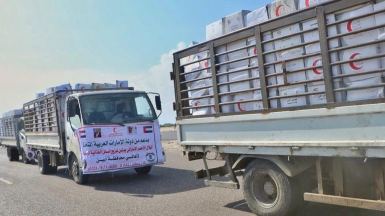 قوافل إماراتية تغيث أبين اليمنية