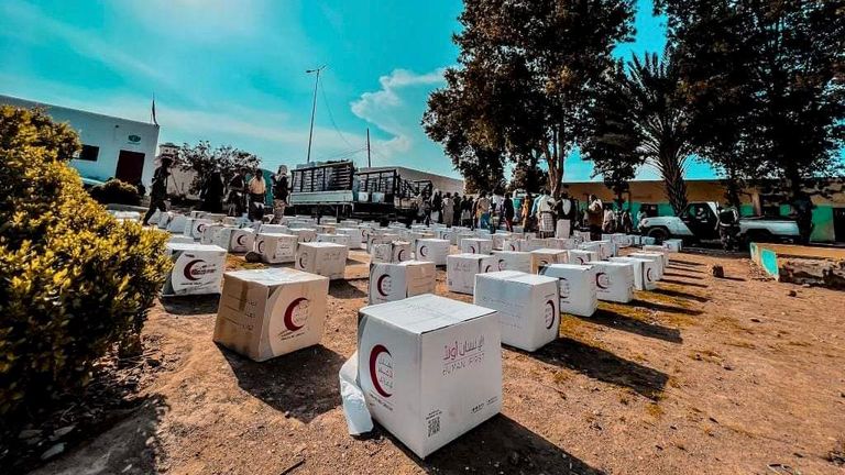 قوافل إماراتية تغيث أبين اليمنية