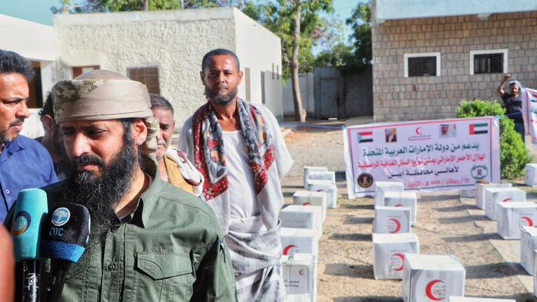 قوافل إماراتية تغيث أبين اليمنية